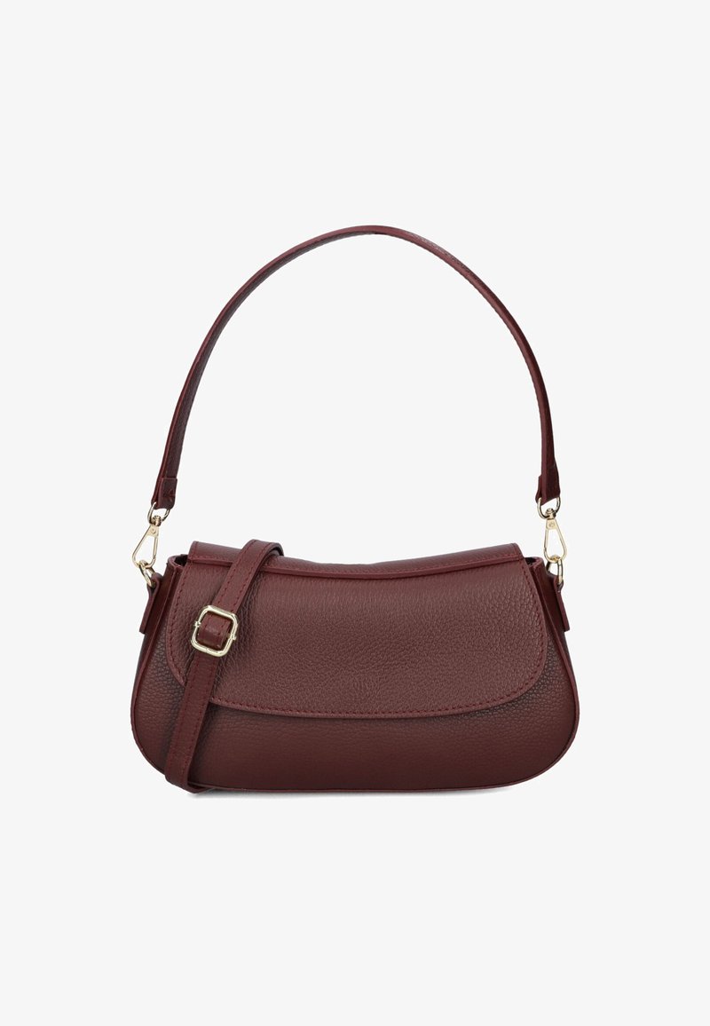 Bordeaux leren handtas met een gestructureerde vorm, voorzien van een gebogen bovenkant, een verstelbare schouderband en accenten in goudkleurig metaal.