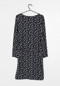 Námořnické šaty s dlouhými rukávy, zdobené velkými bílými puntíky. Hladký materiál s mírným leskem, úzký pas a kulatý výstřih.