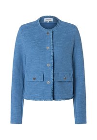 Veste courte bleue en tissu texturé. Elle présente un col rond, cinq boutons argentés et deux poches avant à rabat.