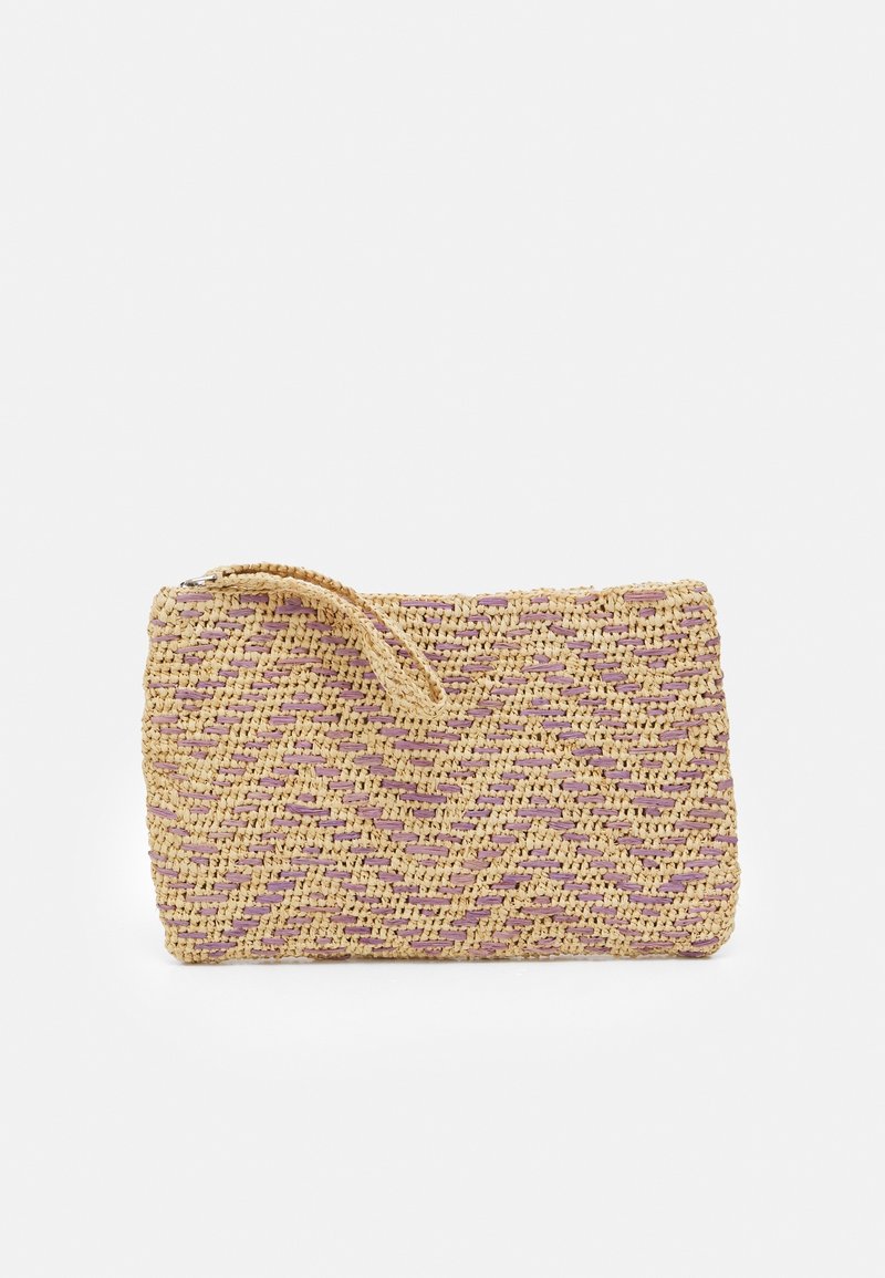 Woven straw clutch v žluté a levandulové barvě s chevronovým vzorem, vybavený horním zipem a boční rukojetí pro snadné nošení.