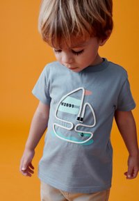 Next APPLIQUÉ TRANSPORT SHORT SLEEVE - REGULAR FIT - Marškinėliai su spaudiniu - blue boat