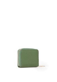 Portafoglio verde in pelle con zip, forma quadrata, superficie texturizzata, dotato di hardware tono oro e un design semplice e minimalista.