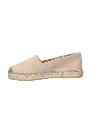 Beiger Wildleder-Espadrille-Slipper mit geflochtener Jutesohle und abgerundeter Spitze, von der Seite auf weißem Hintergrund gezeigt.