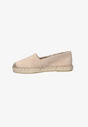 Beiger Wildleder-Espadrille-Slipper mit geflochtener Jutesohle und abgerundeter Spitze, von der Seite auf weißem Hintergrund gezeigt.