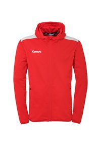 Rød sportsjakke med hætte, med hvide skulderdetaljer og lynlås. Lavet af blødt stof, inkluderer sidelommer og logo.