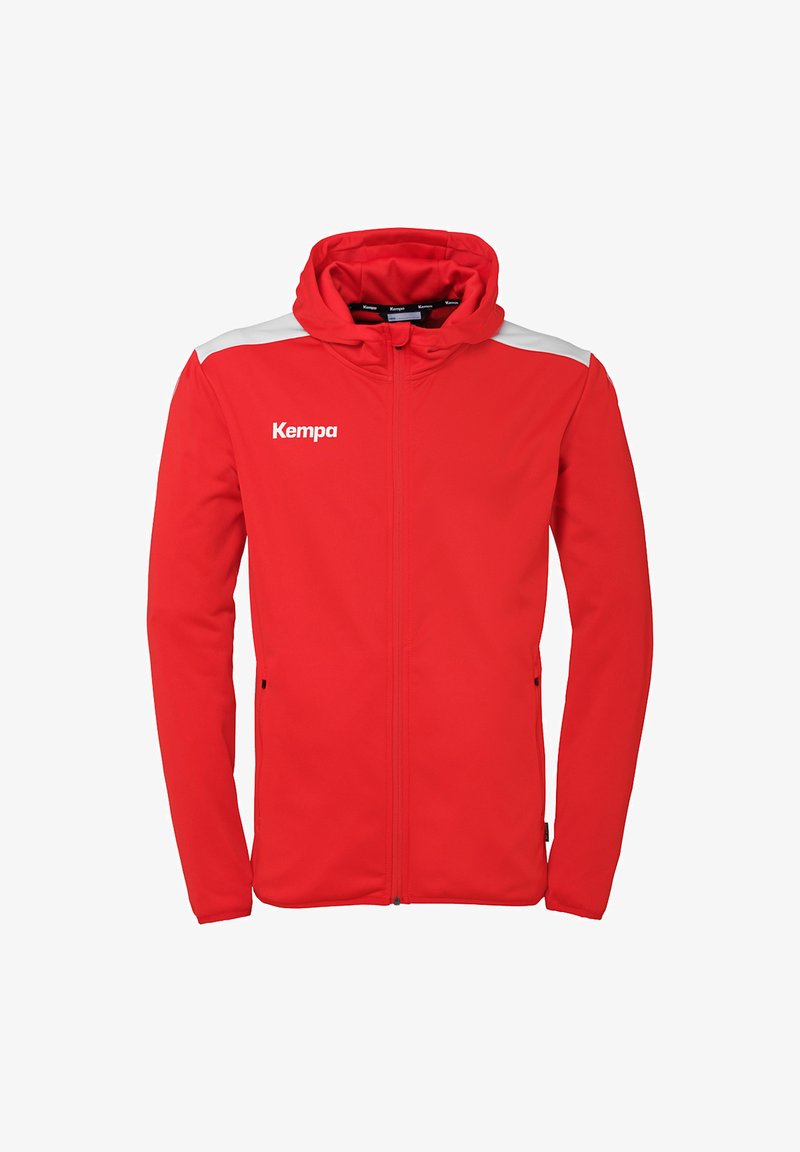 Rød sportsjakke med hætte, med hvide skulderdetaljer og lynlås. Lavet af blødt stof, inkluderer sidelommer og logo.