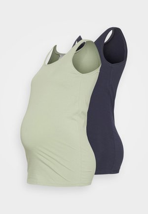 Dois tops de maternidade em algodão macio: um verde claro e um azul marinho. Ambos apresentam um design ajustado e alças largas.