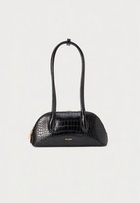 Črna torbica z sijočo teksturo krokodila, okroglo obliko in dvema dolgima ročajema. Na sprednji strani je diskretna zlata značka.