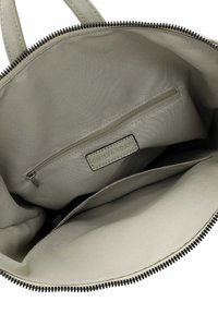Borsa a tracolla grigia chiara con chiusura a zip, tasche interne e un piccolo scomparto con zip. Tessuto morbido con una superficie liscia.
