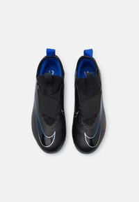 Musta urheilukengät, joissa on tyylikäs muotoilu, sinisillä yksityiskohdilla ja kiiltävällä Nike-logolla. Teksturoitu materiaali ja vetolenkit helppoa päällepantavuutta varten.