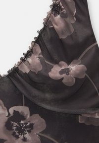 Tissu en maille noir avec un motif floral dans des teintes de rose et de gris, orné d'une finition volantée le long de l'encolure et d'une texture douce et translucide.