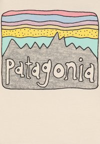 Helles T-Shirt mit einem bunten Grafikdesign, das Berge zeigt, sowie Streifen in Pink, Blau, Gelb und Grün und dem Wort "Patagonia" in Schwarz.