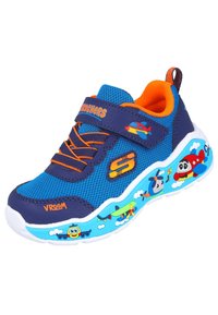 Zapatillas deportivas azules con parte superior de malla, detalles en naranja, correa de velcro y gráficos coloridos de aviones en la suela. Diseñadas para niños.