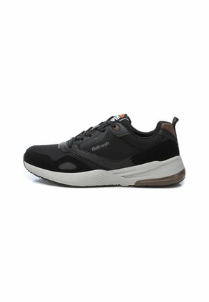 Scarpe sportive nere realizzate in materiali a rete e suede. Presentano una suola intermedia grigia, dettagli marroni e un design con lacci. Tallone rinforzato.