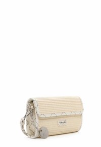 Borsa a tracolla intrecciata beige con una forma strutturata, caratterizzata da un tessuto testurizzato, chiusura a patta e una catena argentata con un'etichetta rotonda.