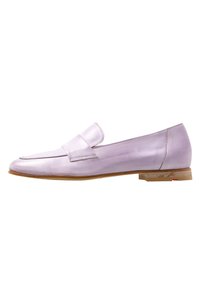 Mocassins en cuir violet clair avec un bout arrondi, un détail à rabat à l'avant et un petit talon en bois. Texture lisse et design minimaliste.