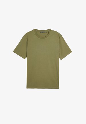T-shirt vert olive à manches courtes en coton doux. Il présente un col rond et une coupe décontractée, avec des coutures soignées et sans ornements visibles.