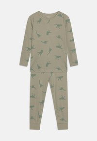 Ensemble de pyjama deux pièces en coton dans un vert olive atténué, présentant un motif de divers dinosaures et animaux dans des nuances de vert plus foncé.
