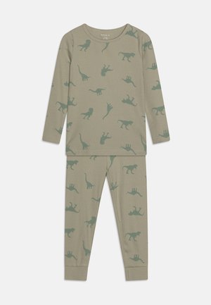 Ensemble de pyjama deux pièces en coton dans un vert olive atténué, présentant un motif de divers dinosaures et animaux dans des nuances de vert plus foncé.
