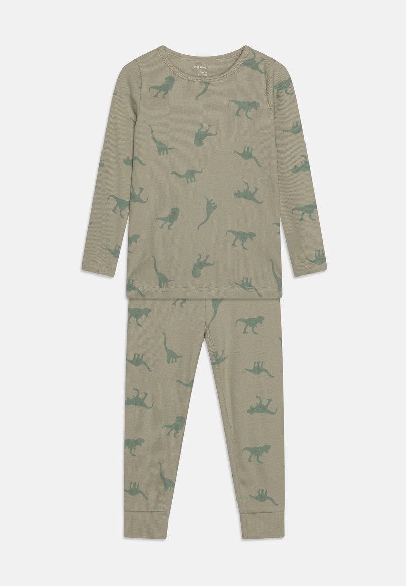 Ensemble de pyjama deux pièces en coton dans un vert olive atténué, présentant un motif de divers dinosaures et animaux dans des nuances de vert plus foncé.