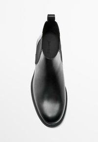 Schwarze Leder Chelsea-Boots mit elastischen Seiteneinsätzen, runder Spitze, strukturiertem Boden und einer praktischen Zuglasche an der Rückseite.