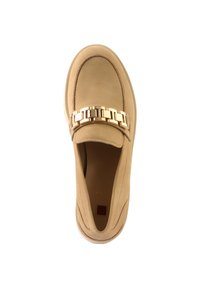 Mocassins en cuir beige avec un bout arrondi, ornés d'une chaîne dorée décorative à l'avant. Fini mat et semelle intérieure rembourrée.