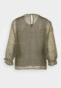 Blusa de chiffon verde-oliva com estampado floral, mangas longas evasê e punhos franzidos. Apresenta um recorte em forma de gota nas costas e uma textura leve.