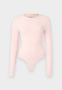 Bodysuit dugih rukava od mekanog ružičastog materijala, s logotipom "GUESS JEANS" u bijeloj boji, prilagođenog kroja i gaćicama u obliku tanga.