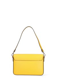 Borsa a tracolla rettangolare gialla in pelle con chiusura a patta e un'unica tracolla regolabile con hardware color argento.