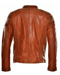Veste en cuir marron avec une finition texturée, dotée d'accents sur les épaules en relief, de détails de coutures et d'un col montant.