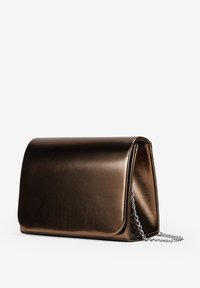 Bolso de mano de bronce metálico con una forma estructurada, textura suave y una correa de cadena plateada. Diseño cerrado sin detalles de hardware visibles.