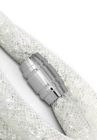 Tuyau tressé transparent avec un connecteur en argent brillant, présentant une forme cylindrique lisse et une surface texturée.