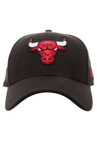 Cappello nero con un logo ricamato rosso dei Chicago Bulls centrato sulla parte anteriore. Presenta una forma strutturata e una visiera curva.