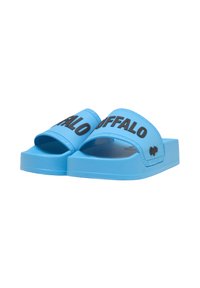 Ζευγάρι μπλε σανδάλια slip-on με χοντρές σόλες και φαρδιές λουρίδες με μαύρο κείμενο "BUFFALO" σε κάθε λουρίδα.