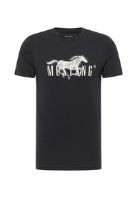 Černé tričko z bavlny s kulatým výstřihem, s potiskem opotřebovaného bílého koně a textem "MUSTANG" pod ním. Krátké rukávy.