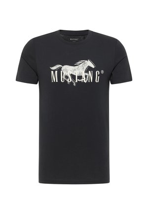 Czarny T-shirt wykonany z bawełny, z okrągłym dekoltem, z nadrukiem w postaci zniszczonego białego konia oraz napisem "MUSTANG" poniżej. Krótkie rękawy.