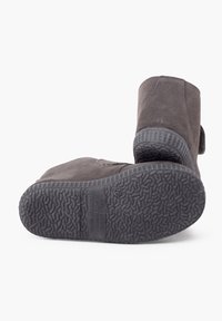 Stivaletti in suede grigi con suola in gomma nera texturizzata, caratterizzati da un design semplice e da un'impronta del numero di scarpa visibile.