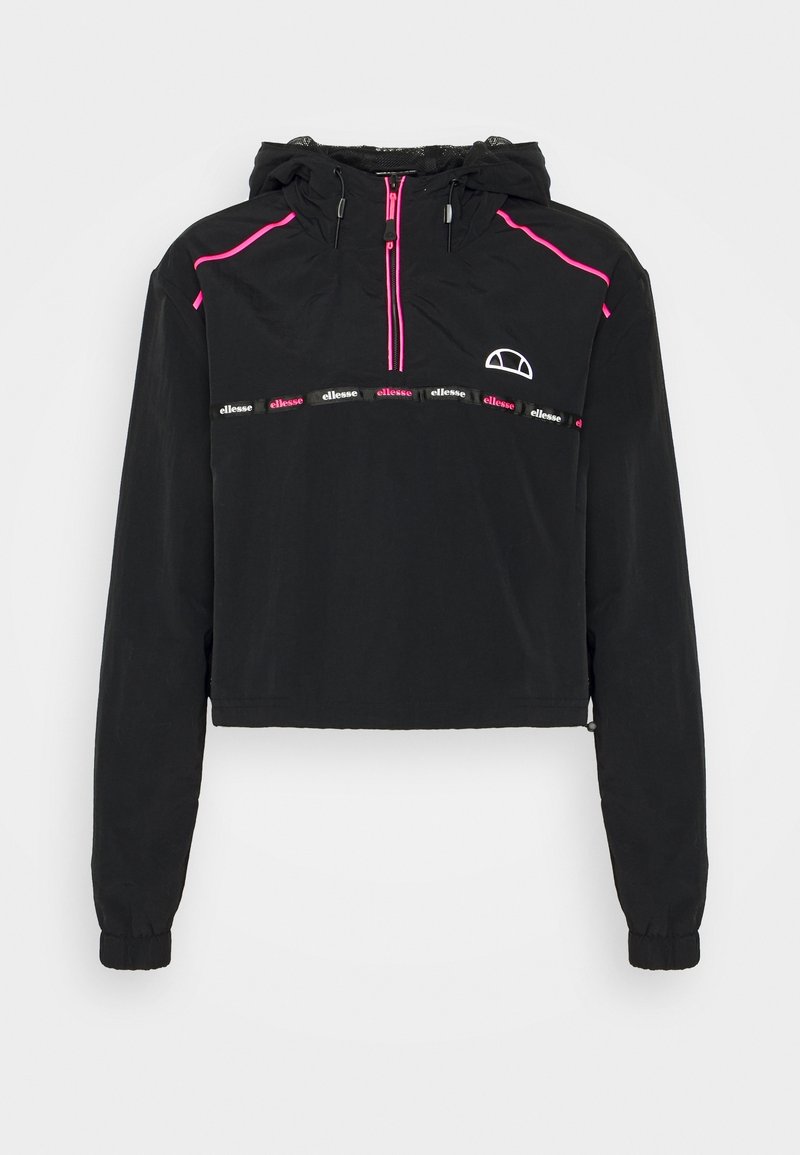 Svart kort jacka med huva, som har rosa detaljer, halvzip-up framsida, elastiska ärmslut och en logotypdetalj på bröstbandet.
