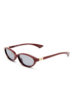 Bordeaux solbriller med runde linser og en blank finish. Guld accenter ved tindingerne forbedrer det elegante design. Rammerne har en let spidset form.