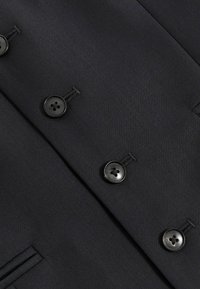 Sacou negru, croi adaptat, cu o textură fină a materialului, design cu două rânduri de nasturi și nasturi rotunzi negri pentru închidere.