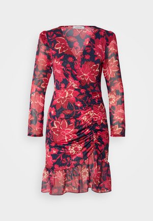 Kwiatowa sukienka typu wrap z długimi rękawami, z granatowym tłem, jasnoczerwonymi i różowymi wzorami, marszczoną talią oraz falbaną u dołu.