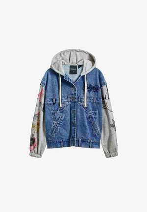 Veste en jean avec capuche grise, présentant des motifs floraux sur les manches, deux poches avant et une fermeture à boutons. Le denim texturé contraste avec les manches douces.