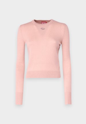 Gaišrozā krāsā garām piedurknēm adīts džemperis, kas izgatavots no mīksta materiāla, ar apaļu kakla izgriezumu un nelielu zīmola logo uz krūšu daļas.