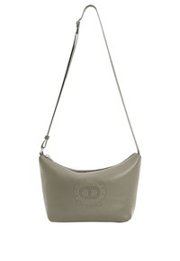 Borsa a spalla in pelle grigia con forma curva, dotata di dettaglio del logo perforato e di una sottile tracolla regolabile. Chiusura con zip nella parte superiore.