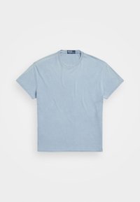 Ljust blå bomullströja med rund hals och korta ärmar. Enkel design, mjuk textur, inga synliga mönster eller accenter.