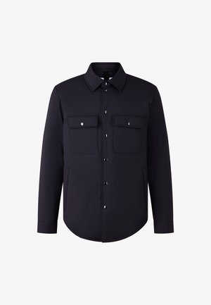 Marineblauw button-up shirt met een kraag, twee borstzakken en zilverkleurige hardware. Glad textuur met een ronde zoom.