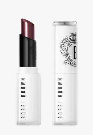 Rouge à lèvres Bobbi Brown couleur prune foncé dans un tube blanc, un avec le capuchon fermé et un avec le capuchon retiré montrant la couleur et l'intérieur noir.