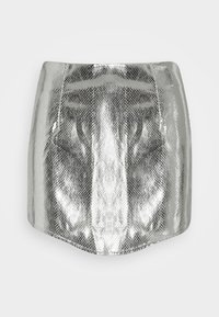 Falda mini plateada y metálica con un patrón texturizado de piel de serpiente, que presenta una forma ajustada y un dobladillo recto. Superficie suave y reflectante.