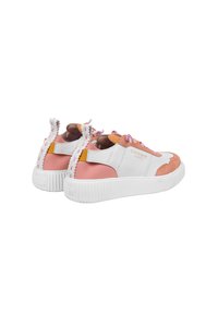 Sneakers basse in pelle bianca e suede rosa, con lacci pastello, suola in gomma bianca texturizzata e un'etichetta decorativa sul retro.