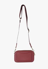 Borsa a tracolla color bordeaux realizzata in materiale testurizzato. Presenta una chiusura con cerniera, una tracolla regolabile e una tasca frontale con un design curvo incassato.